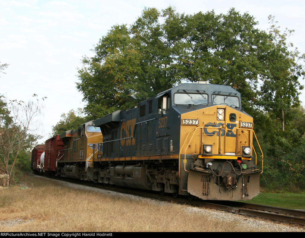 CSX 5237 leads train Q491 southbound